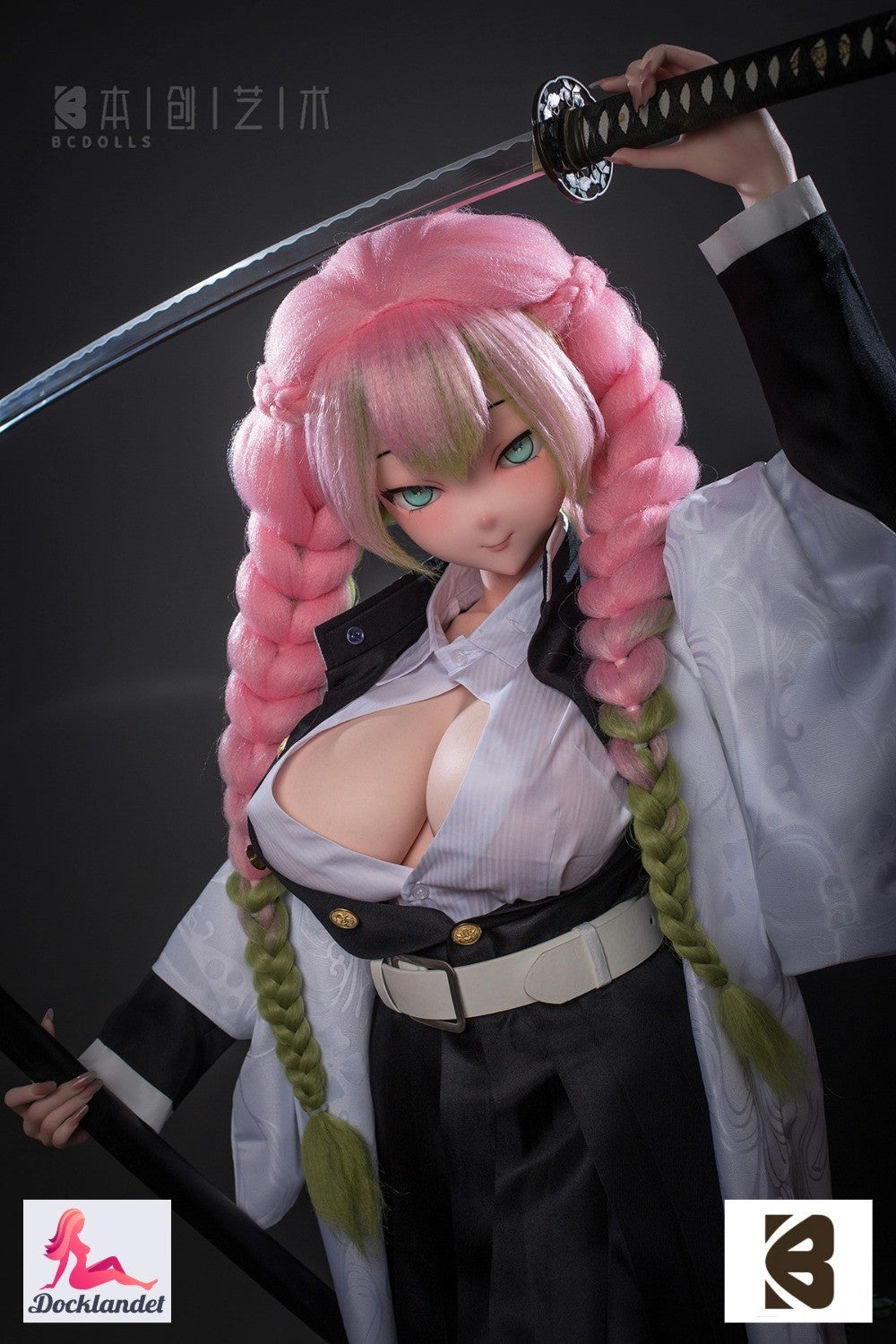 Mitsuri Kanroji je 155 cm vysoký animák sex doll s cosplay stylem inspirovaným anime Kimetsu No Yaiba. Cosplay sex doll založené na Mitsuri Kanroji od značky BC-Doll je navržena tak, aby napodobovala jedinečný vzhled postavy s detaily, jako jsou barevné vlasy, velké oči a charakteristický styl oblečení. Panenka je vyrobena z měkkého realistického materiálu silikonu a je určena pro sběratele a nadšence do anime a cosplay. Kombinuje estetiku ze světa anime s pokročilým de