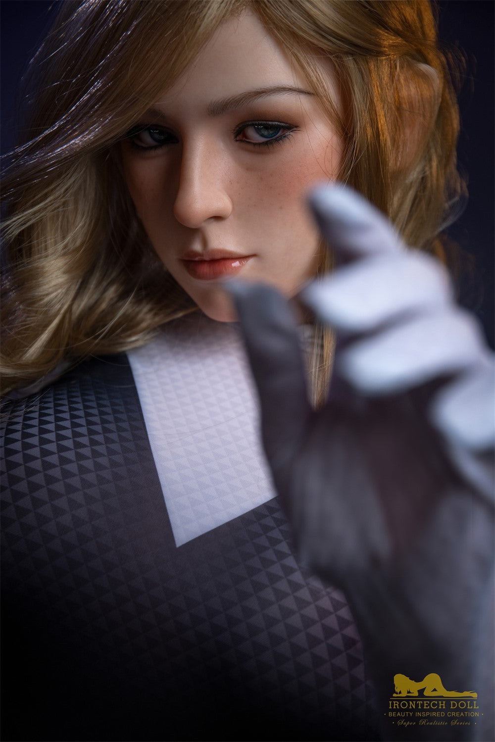 Sexuální panenka Gwen (Irontech Doll 167cm E-pohár S38 silikon)