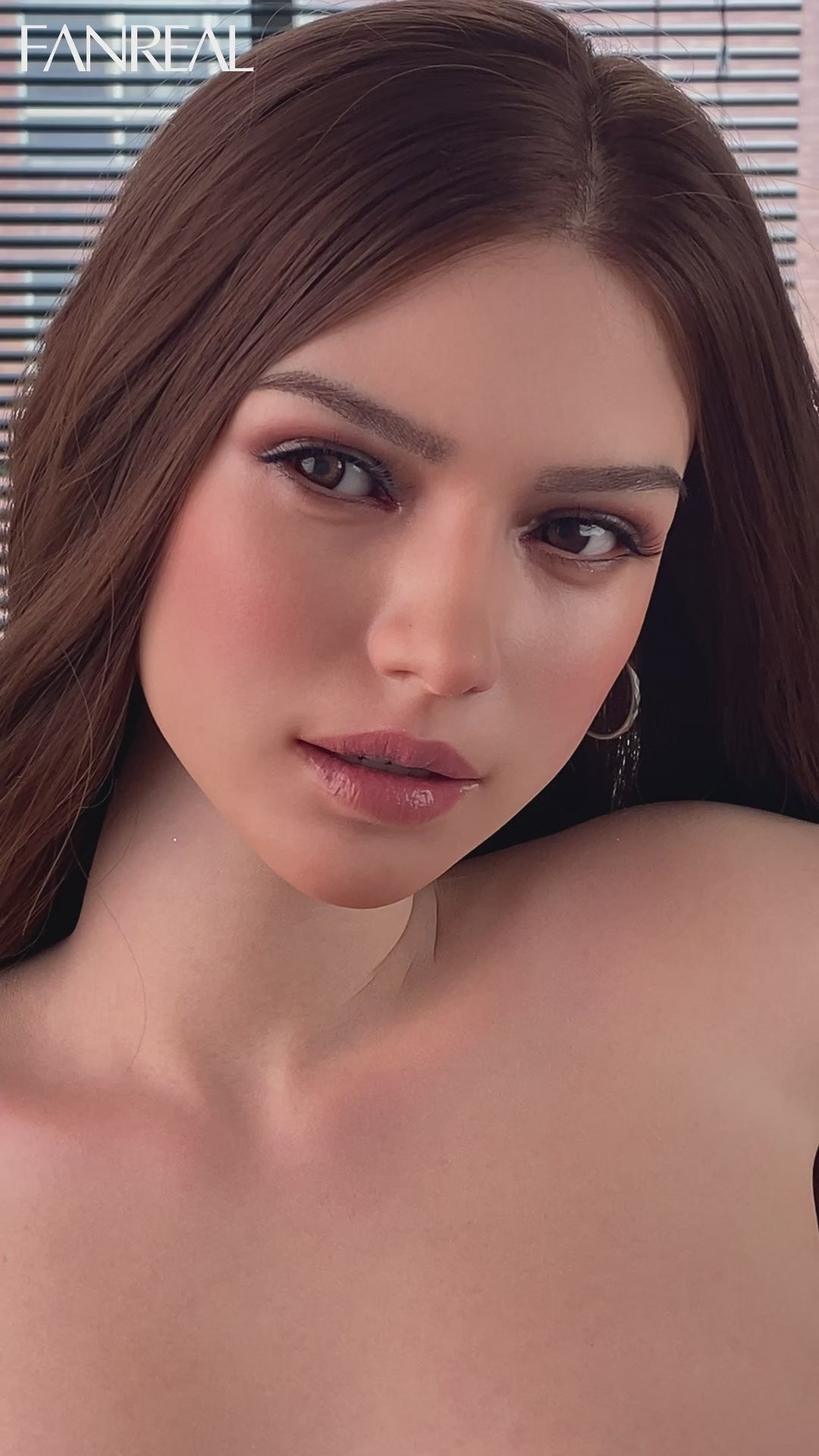 Sexuální panenka Mirella (FanReal Doll 166cm J-pohár silikonový)