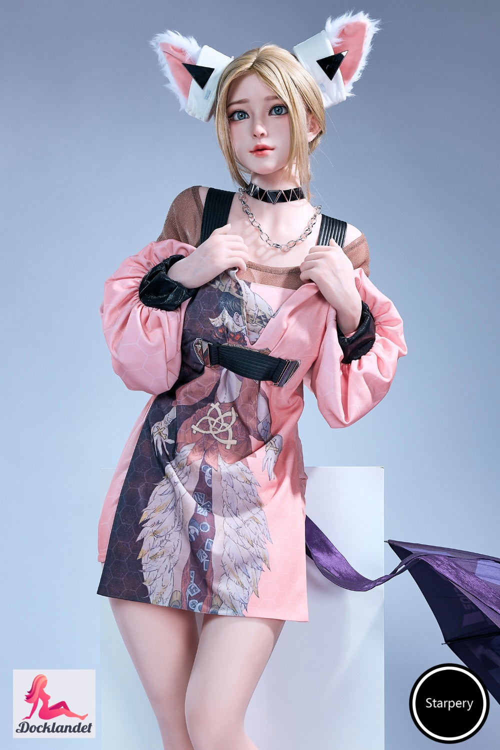 Winni 152 cm Jarliet silikonsdockedocka står naken vid stranden i solnedgången med naturligt kurvig kropp och brunt hår.